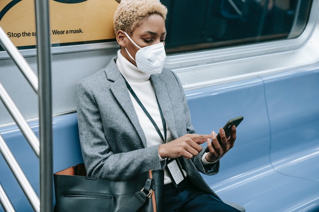 žena v metru s nasazeným respirátorem