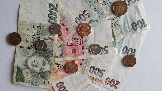 české mince a bankovky